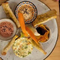 Tapas with hummus at Idem Con Patate in Turin