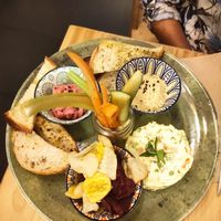 Le 3 Tapas with: chickpeas hummus, beetroot hummus, toasted bread, potatoes and platano Chips, raw vegetables and italian "insalata russa" with vegan mayonnaise at Idem Con Patate in Turin
