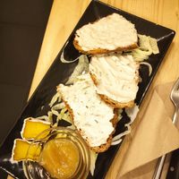 Tasting of vegan cheese: spreadable cheese on toasted bread and aged cheese at Idem Con Patate in Turin