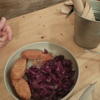 Chicken tenders with a side of red cabbage at Idem Con Patate in Turin