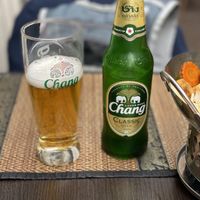 Een heerlijk Thais biertje maakt het compleet 😃 at Phutakun in Amsterdam