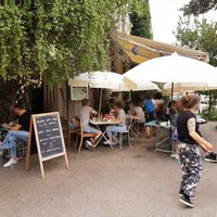 Outdoor seating at Kafi Dihei in Zurich