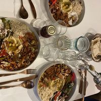 C’était super ! Les deux bols (centre et en bas) sont complètement vegans et le bol du haut est végétarien (il y a avait du yaourt et du fromage grillés) superbe ambiance !  at Baladi in Brussels