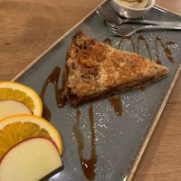 Veganer Apfelkuchen mit hausgemachtem veganen Vanilleeis   at Kachelofen in Krumbach