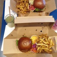 Classic and rudimentary burgers + dips + salad + fries + fresh juices at Eden Jaxx - Købmagergade in Copenhagen