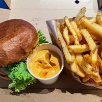 “The Classic” - Burger (mit Beyond Meat - Pattie) als Combo (mit Fritten uns Chilimayo)  at Eden Jaxx - Købmagergade in Copenhagen