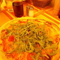 Pizza O'Zimasto mit veganem Käse (Farben verfälscht durch gelbe Markise) at Pizzeria Giuseppe in Zell Am See
