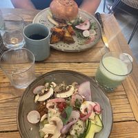 Bowl of the moment and burger  at Palem Café in La Rochelle