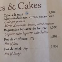 El primer Cake es lo único de la carta at Ladurée in Paris
