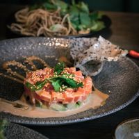 Vegan salmon avocado tartare with rice crackers at Vegang in Berlin
