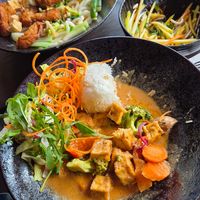 Leider schon etwas angegessen 😅 Mangosalat, Gemüse&Tofu&Erdnusssoße und Tofu&CrispySeitan&PakChoi&Sesamsoße 😋 at Vegang in Berlin