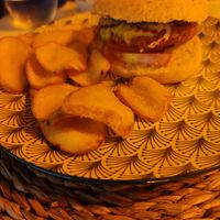 Hamburguesa de vegana de soja texturizada, salsa de guacamole, cebolla roja y patatas horneadas at Thelma in Pontevedra