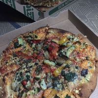 Pizza vegetal con queso vegano at Camping el Molino in Navarra