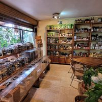 Hay muchas cosas sanas y veganas at Saludpan in Medellin