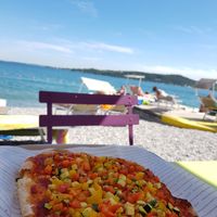 vegan pizza with veggies at Copelia in Padenghe Sul Garda