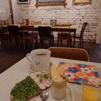 Half-liter cup of tea, "Gaby's Gartengeheimnis" and fresh orange juice at Vollpension in Vienna