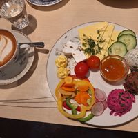 Oma Erika breakfast (+ bread basket, missing on picture) and flat white w/oat milk (no surcharge) at Vollpension in Vienna