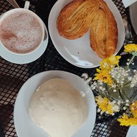 Concha de vainilla y oreja de hojaldre vegano at Justo in Merida