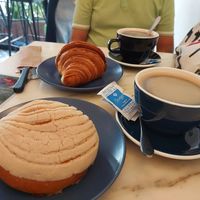 Americano con pancito dulce at Justo in Merida