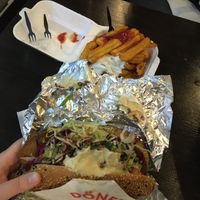 Döner végétalien avec crudités et humus at Döner Zimmer in Berlin