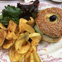 Vegan bagel, with hummus filling, avocado, onion, tomato and cucumber slices, homemade chips and salad. at Au Jardin Des Thés in Toulouse