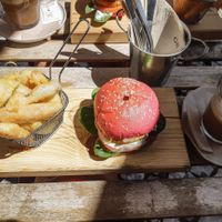 Na esplanada, hambúrguer vegano com veggie chips + mocha latte de amêndoas. at Juntos á Mesa in Figueira Da Foz