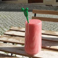 Strawberry and oat smoothie at Juntos á Mesa in Figueira Da Foz