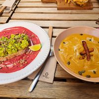 Lekkere Indiaas soep en een tosti avocado at MOYA brunch in Sevilla