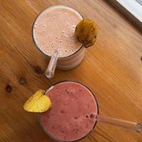 Pink paradise and Moyà vibe smoothie  at MOYA brunch in Sevilla