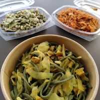 Spirulina noodles with tofu and cabbage at Heltie in Gavere