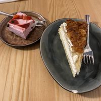 Veganer Bienenstich und vegane Erdbeertörtchen  at The Sweet Vegan in Nuremberg