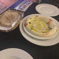 Das das Brot 🥲 für 12€ mit dem hummus   at Avinyo10 in Barcelona