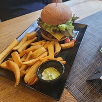Veganer Burger mit Pommes und veganer Bärlauchmayo at Eskinivvach Burger in Eisenach