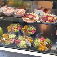 Already prepared bowls, smoothies and spinach pancakes at Happy Foods in Oslo