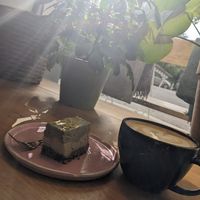 Matcha mint cake and latte at Happy Foods in Oslo
