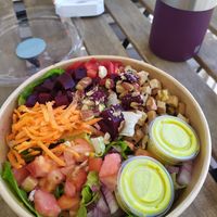 Ensalada grande con base de arroz y lechuga. Tofu, pimoento rojo,zanahoria,ceboll, tomate, remolacha. Toppings de frutos secos y aliño de curry👌🔝 at Orgànic in Sant Feliu De Guixols