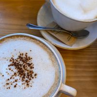 Bebidas: Pumpkin latte e Capuccino 
Alternativa vegetal de aveia ou amêndoa acresce mais € at Insensato in Tomar