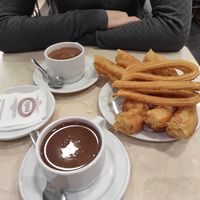Chocolate vegano con churros y porras at Chocolateria 1902 in Madrid