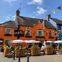 Bright and cheerful vibe! at The Bear Inn in Llandovery