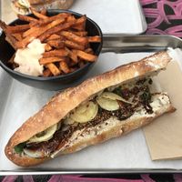 Süßkartoffel-Pommes und Rich Kidz Vegan Banh Mi (mit Goldstaub) at Banh Mi & Bubbles in Stuttgart