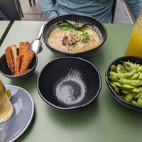 "Chicken" Tantanmen und Edamame at Banh Mi & Bubbles in Stuttgart