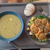 Courgette/épinard soup and houmous falafel salad at Acktual in Malmedy