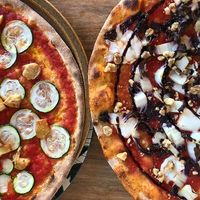 Pizza rossa con zucchine e funghi e pizza con mozzarella vegana, aceto balsamico, radicchio e noci at La Boutique della Pizza in Samarate