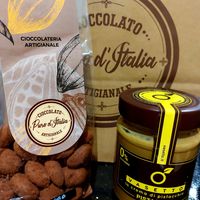 Almond with chocolate and vegan pistacio cream at Cioccolato Puro d'Italia in Alicante