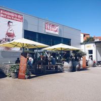 Outdoor area at Blank Roast Coffee Factory in Neustadt