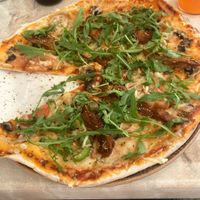 Pizza verte with vegan cheese  at Cyrano in Lidkoeping