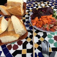 De salade met allemaal lekkere kruiden en het brood dat bij de tajine hoort  at Ima Meditarabian Kitchen in Ede