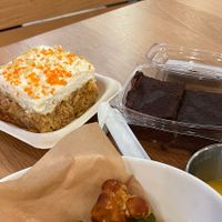 Carrot cake and chocolate cake/browniee #Veganuary at Veggie Grill by Next Level in Santa Monica