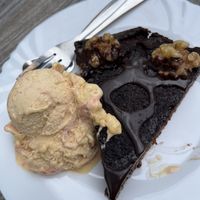 Schokoladentarte (vegan und glutenfrei) mit Pfirsisch-Preiselbeereis😋  at Cafe Paradiso in Bad Herrenalb