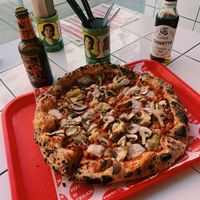Capricciosa (w/o olives, w/ mushrooms) - 13,9 EUR at Pizzi*s & Cream in Vienna